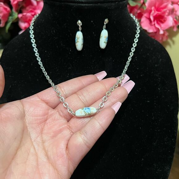 EMMONS CERAMIC BLUE FLOWER EARRINGS AND NECKLACE SET IN SILVER - Picture 2 of 4